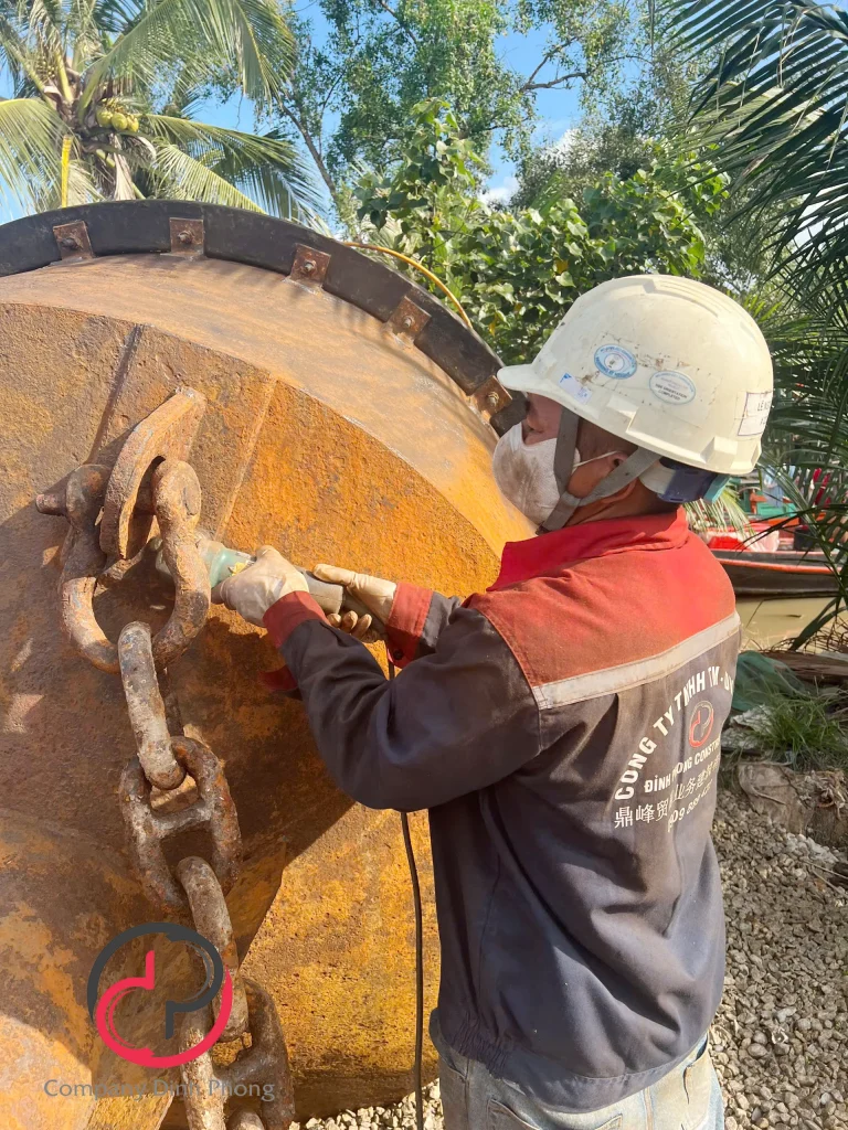 Dịch vụ sơn lại trụ điện gió tại đỉnh phong